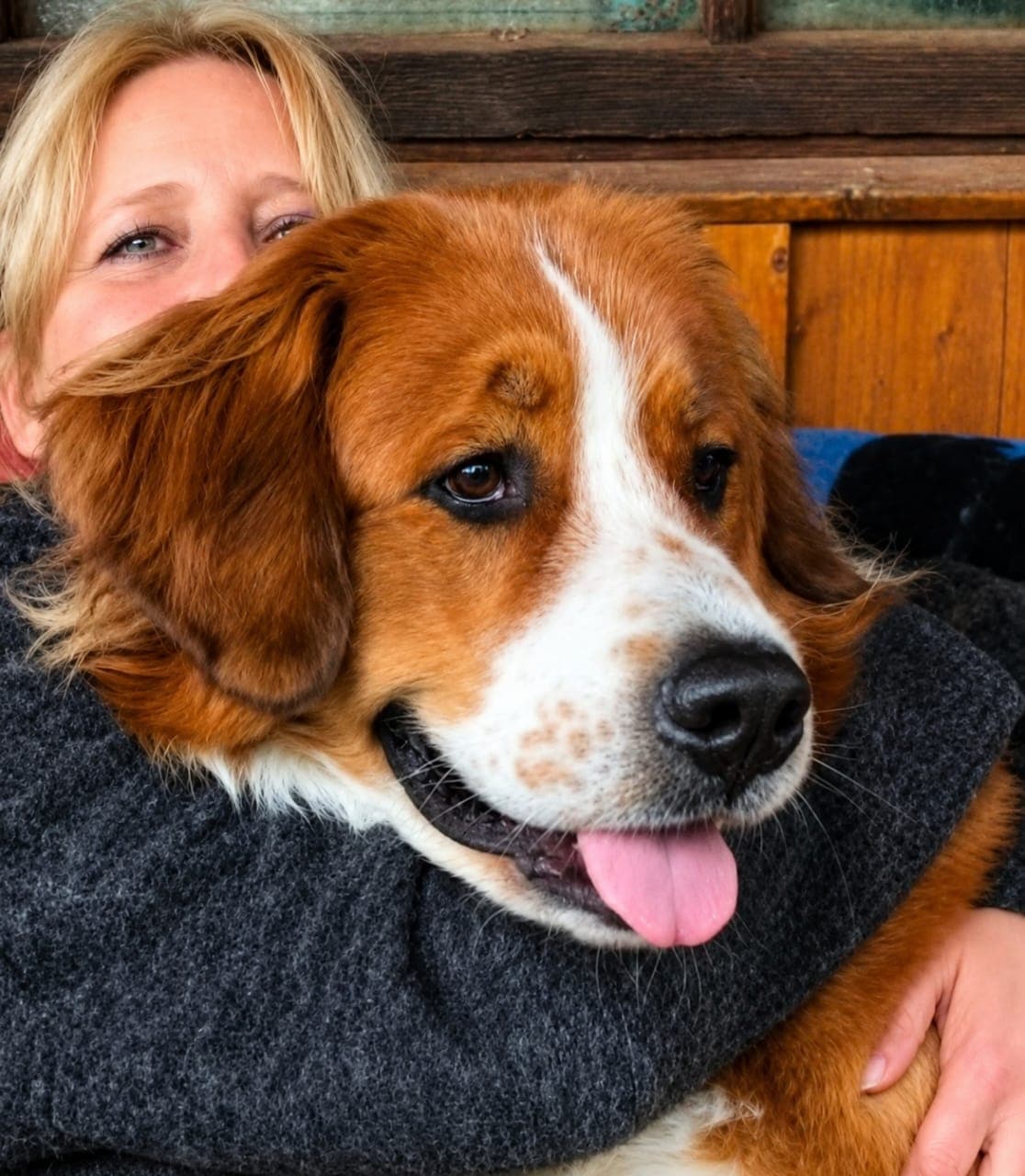 Petra In-Albon mit ihrem Hund in vertrauter, ruhiger Atmosphäre