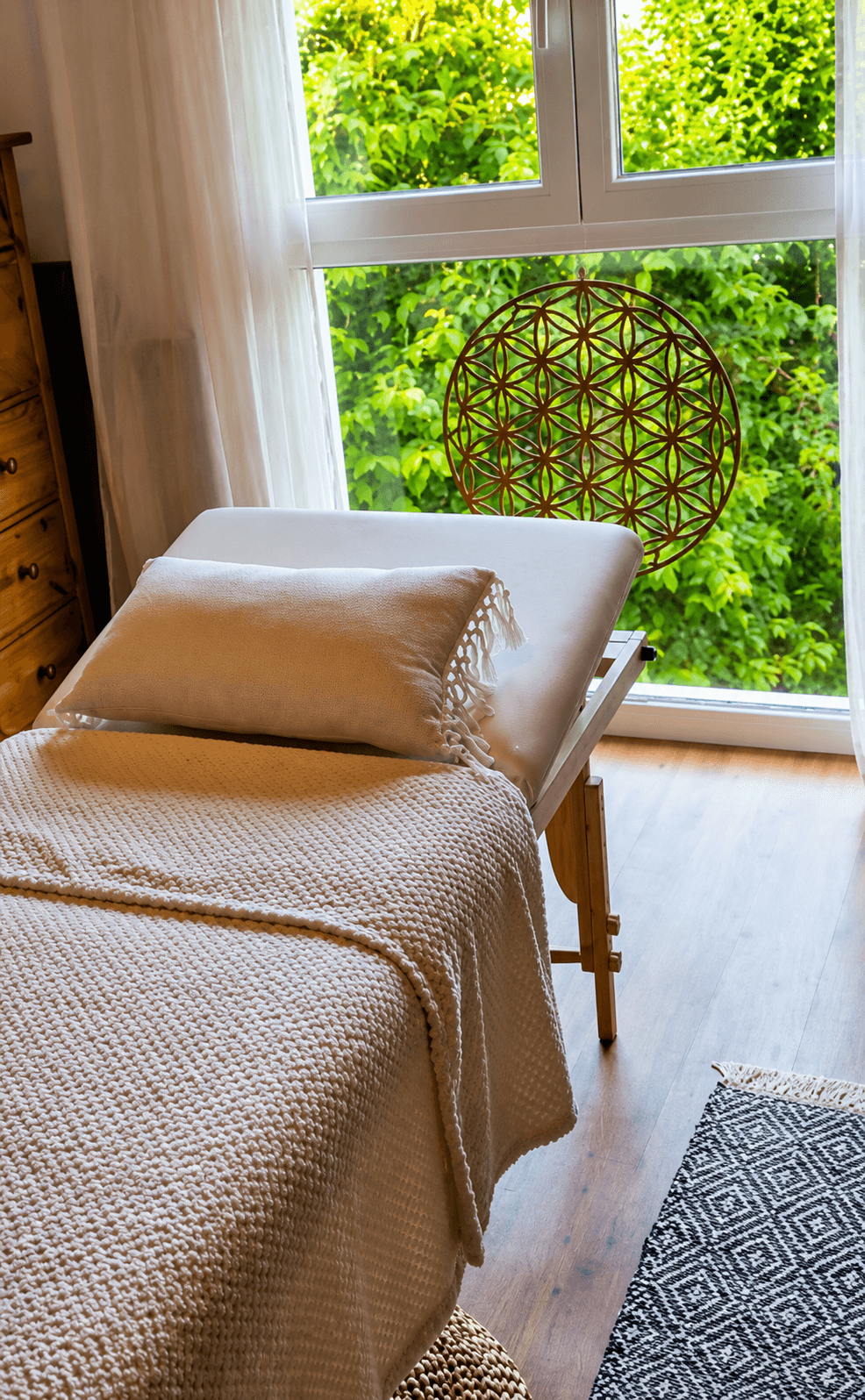 Ruhiger Behandlungsraum mit natürlichen Materialien im Reiki Studio in Gümmenen bei Bern